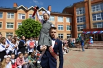 Более 700 одиннадцатиклассников Серпухова попрощались со школой