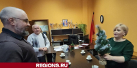 Общественники из Серпухова передали семье из Курской области елку и продуктовый набор - Regions.Ru