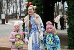 В парках Серпухова дефицит снега замещают мандаринами