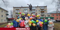 Цветы, шары и открытки дарили женщинам в Серпухове в преддверии 8 марта - Regions.Ru