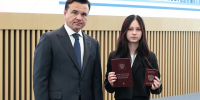 Губернатор Подмосковья Андрей Воробьев вручил паспорт дочери героя СВО из Серпухова - Regions.Ru