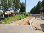 В деревне Новой под Серпуховом обустраивают современный тротуар вдоль дороги