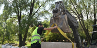 В парке «Питомник» в Серпухове устанавливают бордюры для пешеходных дорожек - Regions.Ru