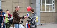 Жителям Серпухова раздали шары и ленточки в честь Дня Государственного флага РФ - ОТВ-Серпухов