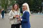 Жителям Серпухова раздали шары и ленточки в честь Дня Государственного флага РФ