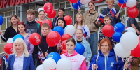 В День Государственного флага России жителям Серпухова раздали символику с триколором - Regions.Ru