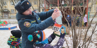 Воспитанники серпуховского детсада «Пчелка» научились пожарной безопасности через игры и повесили кормушки с символикой МЧС - Regions.Ru