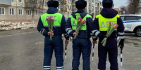 Инспекторы ГИБДД ловили автоледи в Серпухове, чтобы вручить цветы - Smitanka.Ru